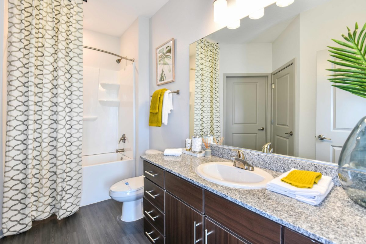 bathroom with toilet and tub shower